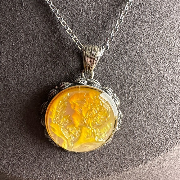 Round Shell with Girl and Feather/Flowers Carving Silver 925 Case and Chain - Picture 6 of 11